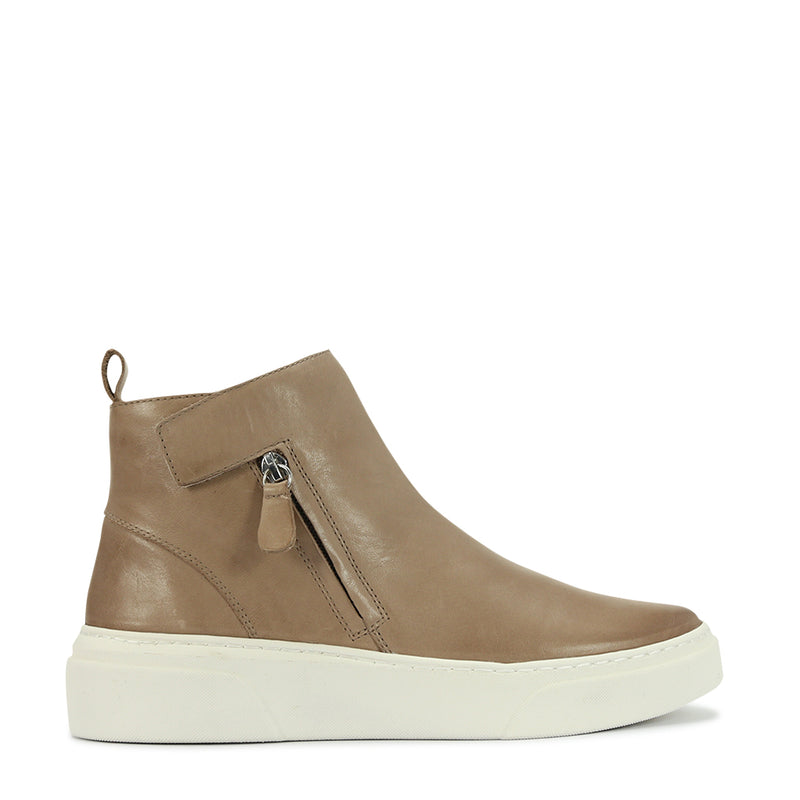 Modern and Stylish Woman by Common Projects x 6397 Sneaker